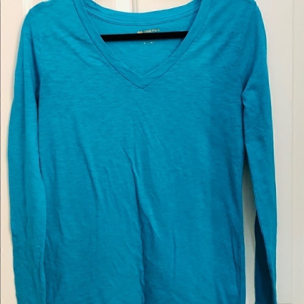 Arizona Jeans vee neck long sleeve tee